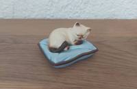Petit chat siamois sur un coussin