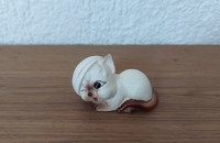 Petit chat avec bol de lait