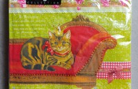 Serviettes chat sur le canapé