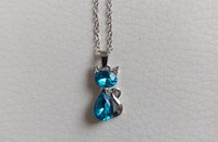 Beau pendentif chat bleu avec collier