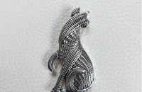 Broche chat stylisé
