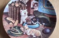 Assiette de collection chats Près du bol de nourriture