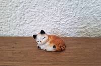 Petit chat roux III, couché