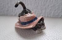 Petit chat tigré dans le chapeau