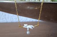 Collier avec chat blanc