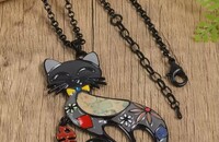 Chat émaillé avec collier long 