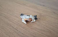 Petit chat joue avec souris dans mule