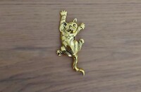 Broche chat grimpant or jaune