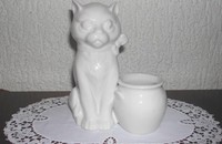 Chat blanc à côté d'un petit pot de Linder