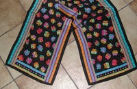 Echarpe noir avec têtes de chats multicolores