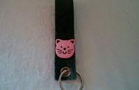 Porte-clé vert avec tête de chat rose