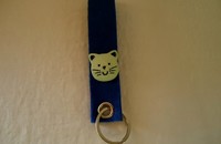 Porte-clés bleu avec tête de chat verte