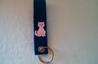 Porte-clés bleu avec chat rose
