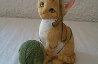 Chatons avec pelote verte 