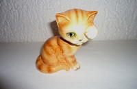 Goebel chat roux avec sa patte devant l'oeil