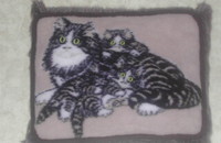 Coussin gris "3 chats aux yeux verts"