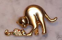 Broche "Chat qui joue avec une souris"