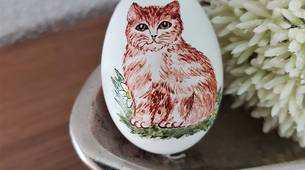 Oeuf peint main avec chat tigré roux