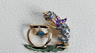 Brosche chat avec pierres bleu brillantes 