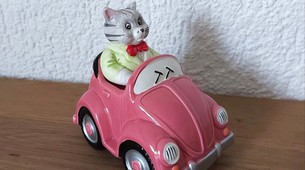 Tirelire chat dans voiture