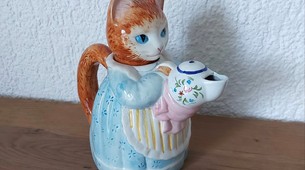 Théière chat en robe bleu avec théière