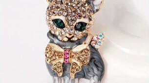 Broche chat émaillé avec strass