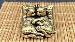 Miniature couple chats dormant