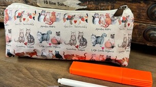 Alex Clark chats Marvellous Moggies Trousse pour crayons