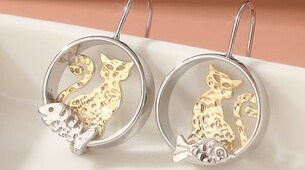 Boucles d'oreilles bicolores chat avec poisson