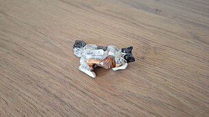 Petit chat joue avec souris dans mule