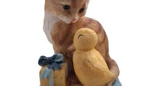 Petit chat avec canard